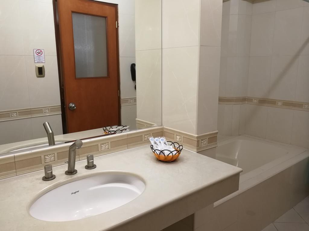 Blue Star Hotel Lima Bagian luar foto